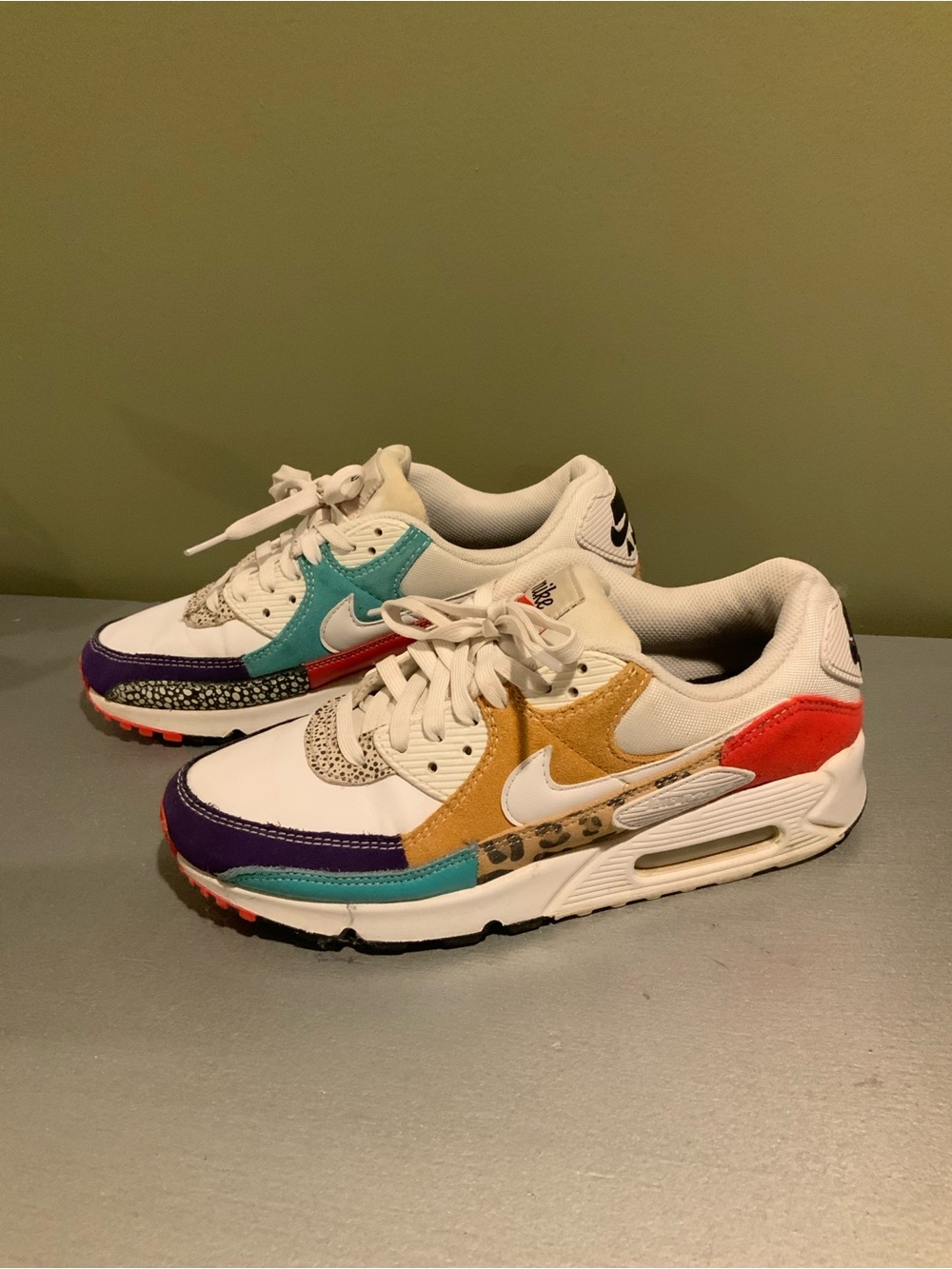 Nike Air Max SE White Sneakers with Teal, Purple, Gold and Red Accents 9.5